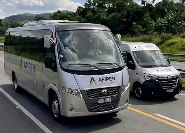 Veículos da Afiper Transportes viajando em rodovia