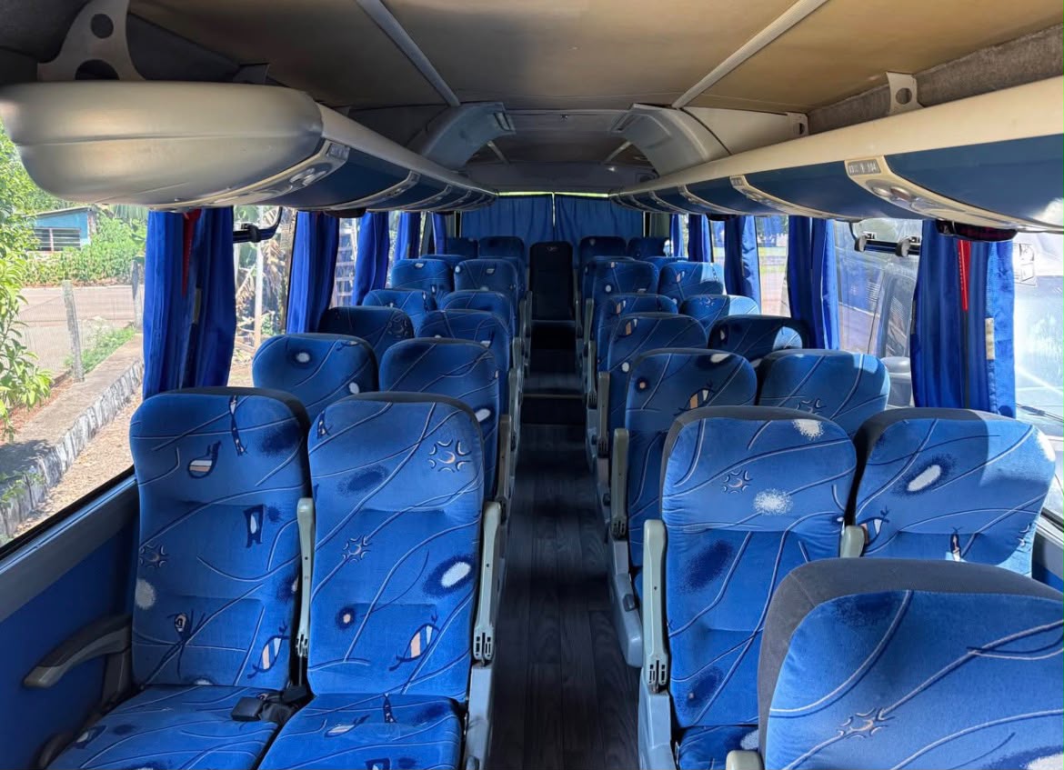 Interior de ônibus da Afiper com assentos para passageiros