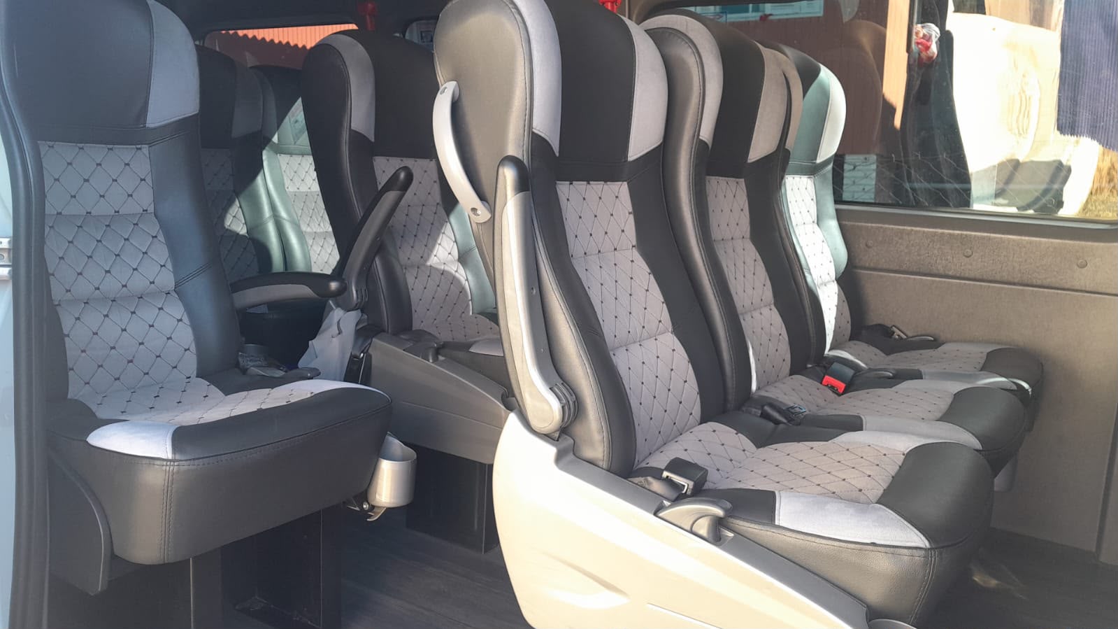 Interior de van com bancos individuais da Afiper
